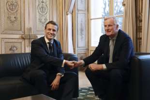 emmanuel macron Michel Barnier - foto lapresse