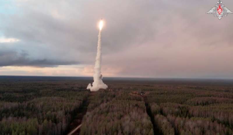 ESERCITAZIONE NUCLEARE DELLA RUSSIA - MISSILE BALISTICO INTERCONTINENTALE