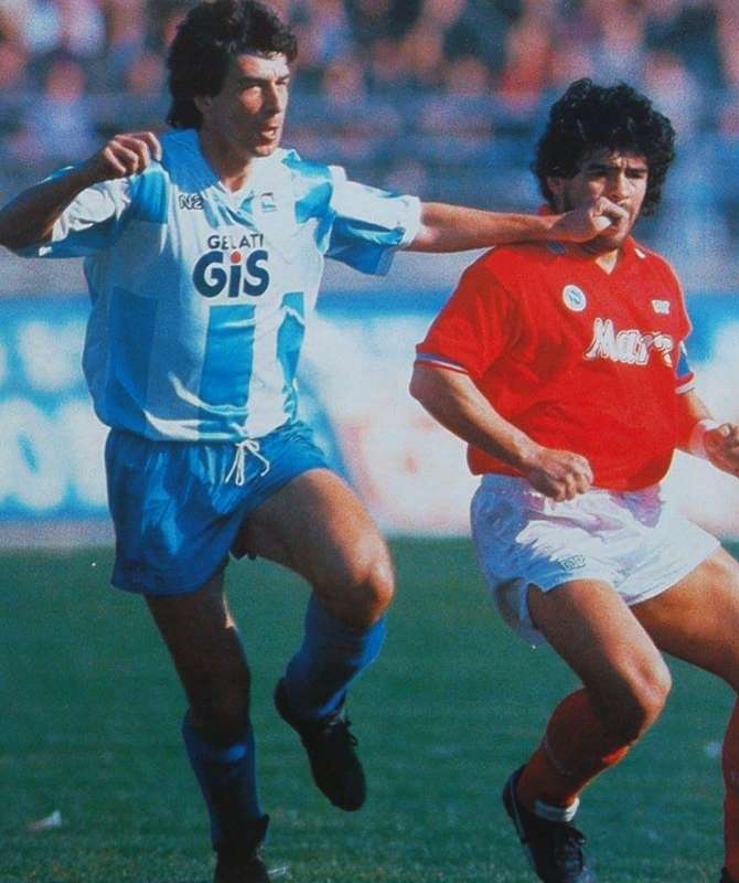 gian piero gasperini colpisce diego armando maradona con una manata