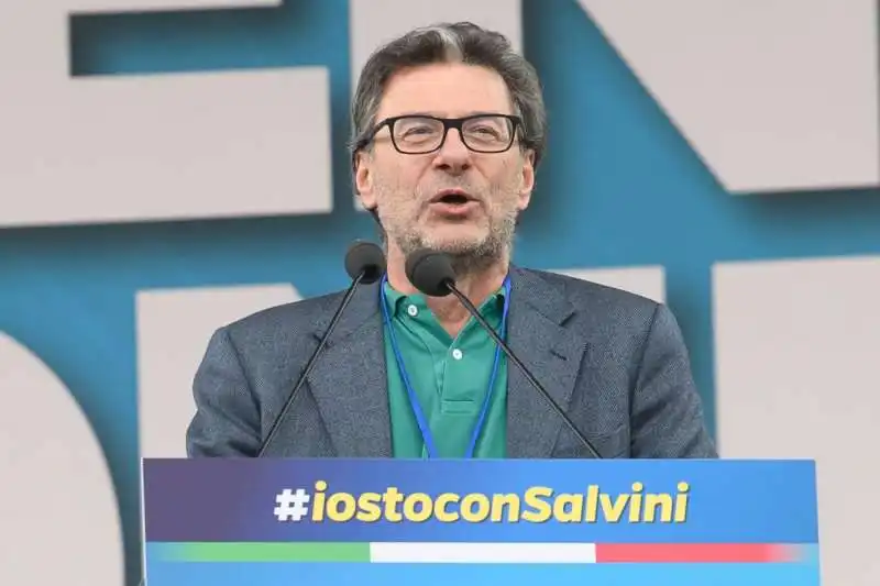  giancarlo giorgetti sul palco di pontida   foto lapresse