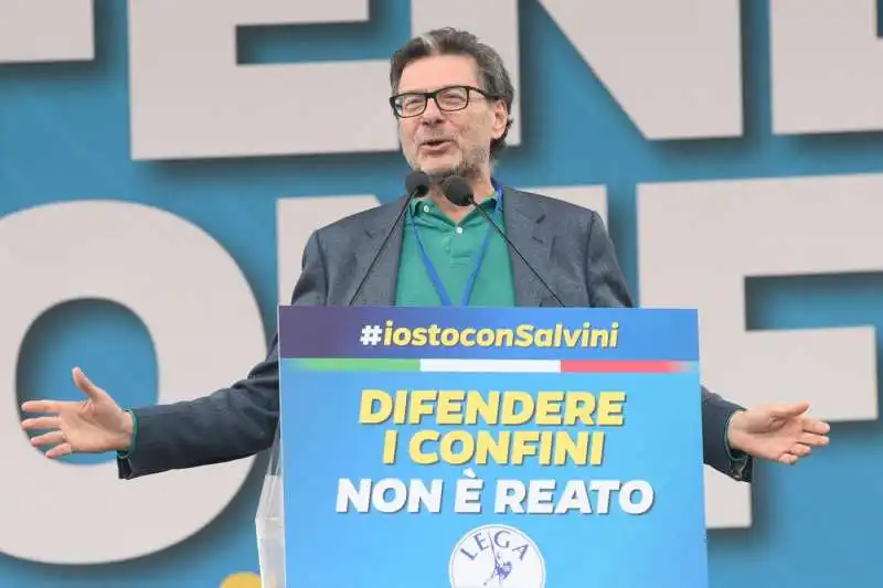 Giancarlo Giorgetti Sul Palco Di Pontida Foto Lapresse