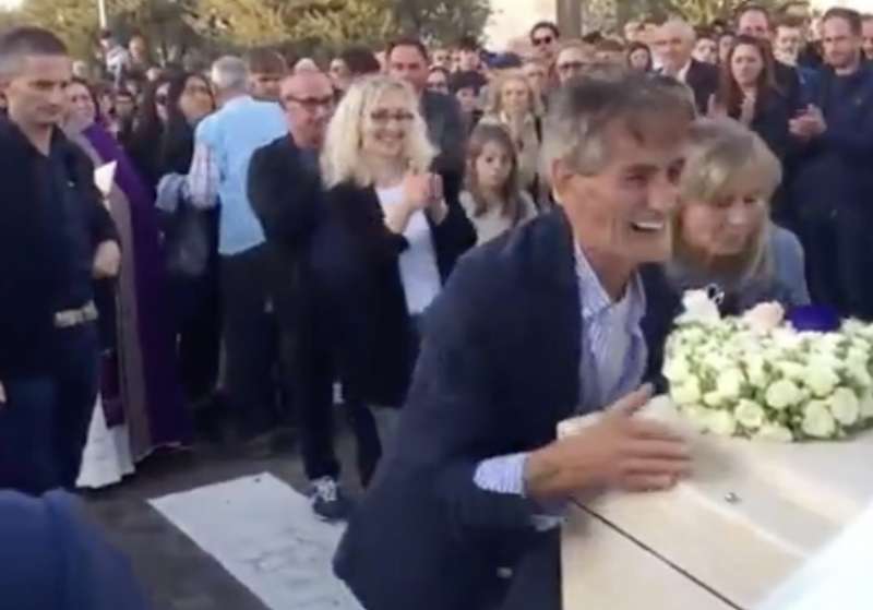 gino gentilin al funerale del nipote kevin 2