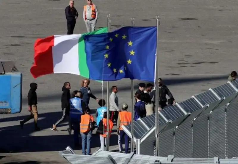 i primi migranti arrivati nel centro di prima accoglienza di Shengjin