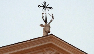 il cervo con le corna sulla faccia della basilica di sant’eustachio a roma 1