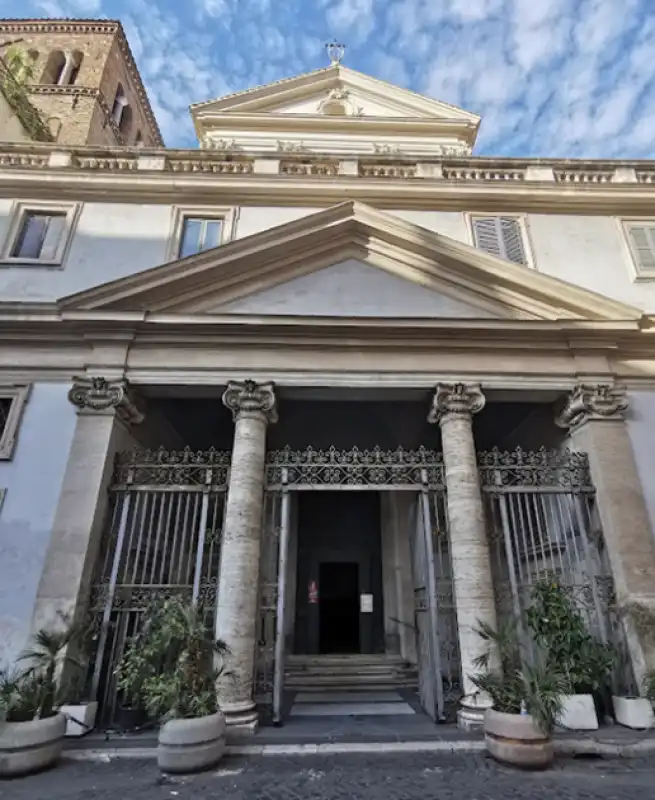 il cervo con le corna sulla faccia della basilica di sant’eustachio a roma 3