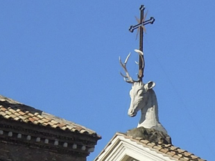 il cervo con le corna sulla faccia della basilica di sant’eustachio a roma 4