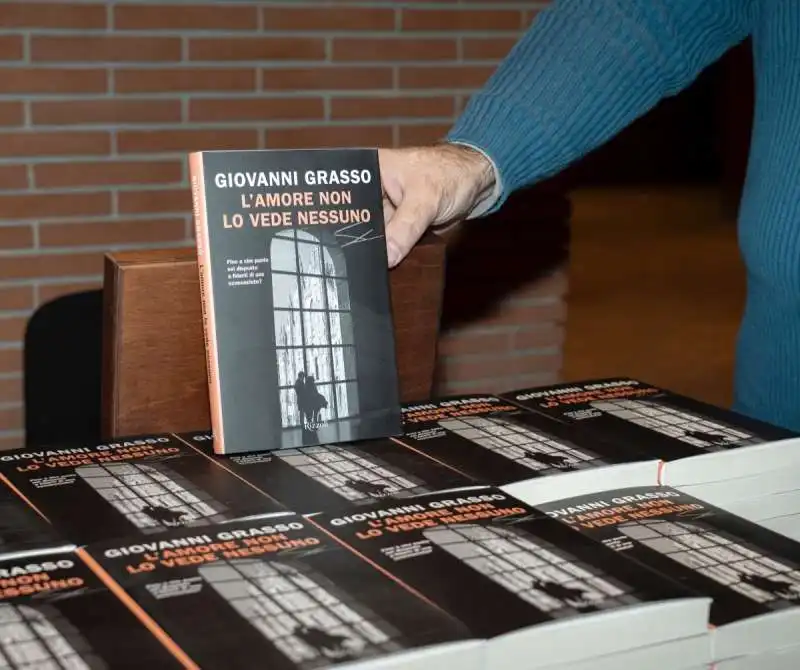 il libro di giovanni grasso   lamore non lo vede nessuno 