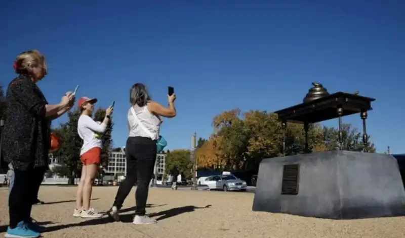 il monumento con le feci comparso davanti al campidoglio a washington 1