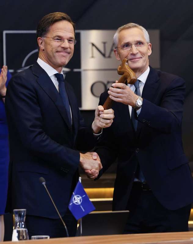 IL PASSAGGIO DEL MARTELLETTO TRA JENS STOLTENBERG E MARK RUTTE COME SEGRETARIO GENERALE DELLA NATO