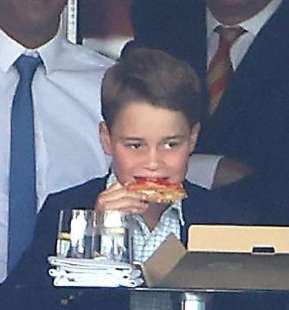 IL PRINCIPE GEORGE MANGIA UNA PIZZA