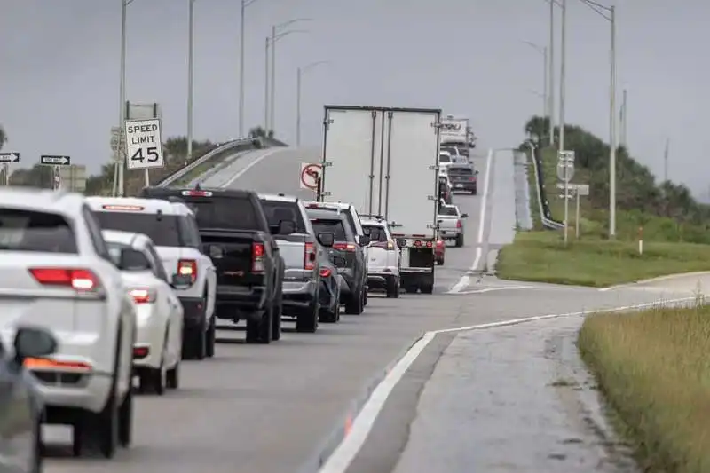 in florida ci si prepara per l arrivo dell uragano milton   6