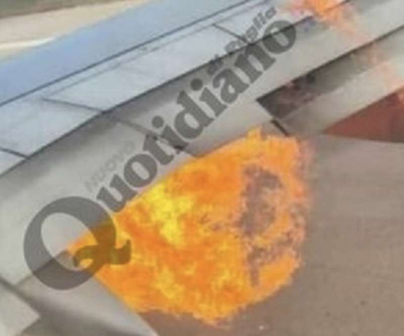 INCENDIO AL MOTORE DI UN AEREO RYANAIR