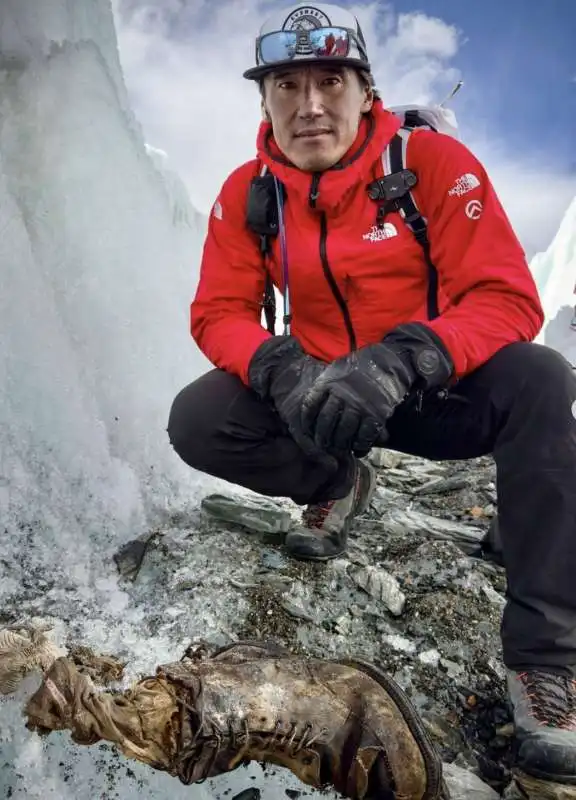 jimmy chin con lo scarpone di andrew irvine