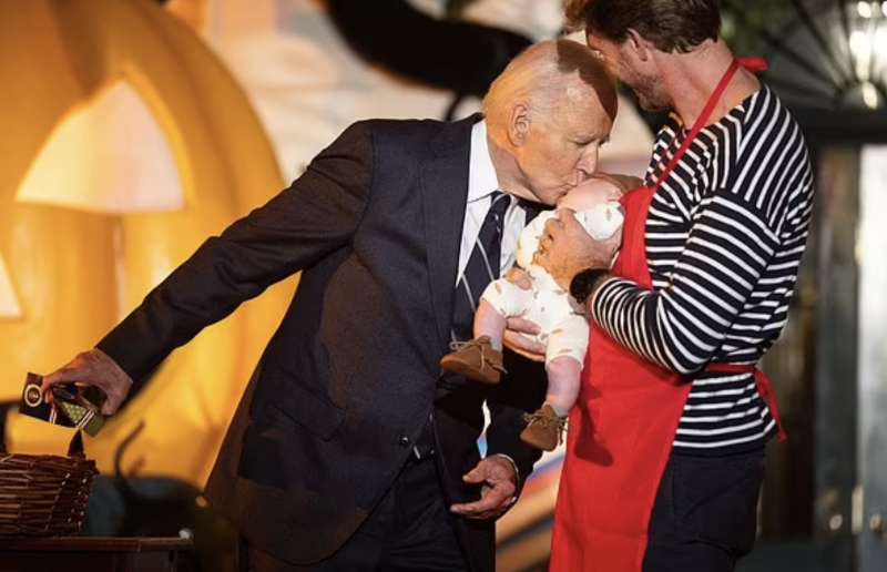 joe biden bacia un bambino halloween 2024