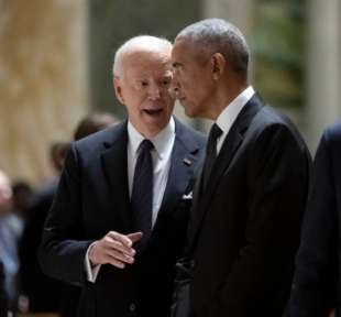 JOE BIDEN PARLA CON BARACK OBAMA AI FUNERALI DI ETHEL KENNEDY