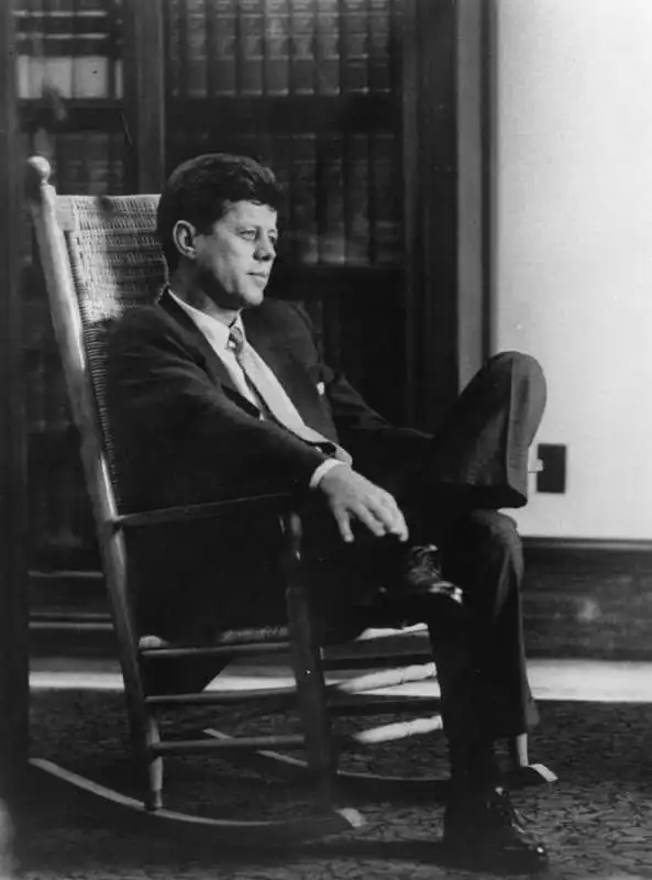 john kennedy sedia a dondolo 1