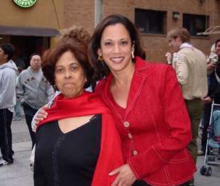 kamala harris con la madre shyamala gopalan