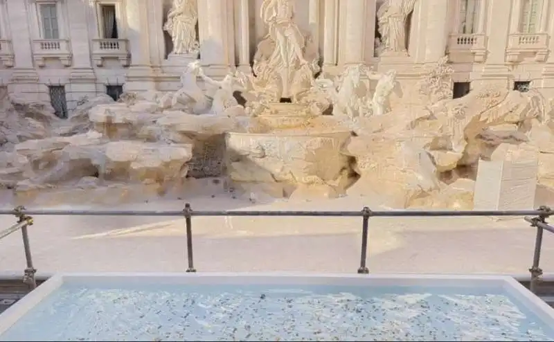 la piscinetta alla fontana di trevi 1