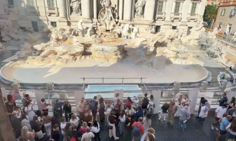 la piscinetta alla fontana di trevi 2