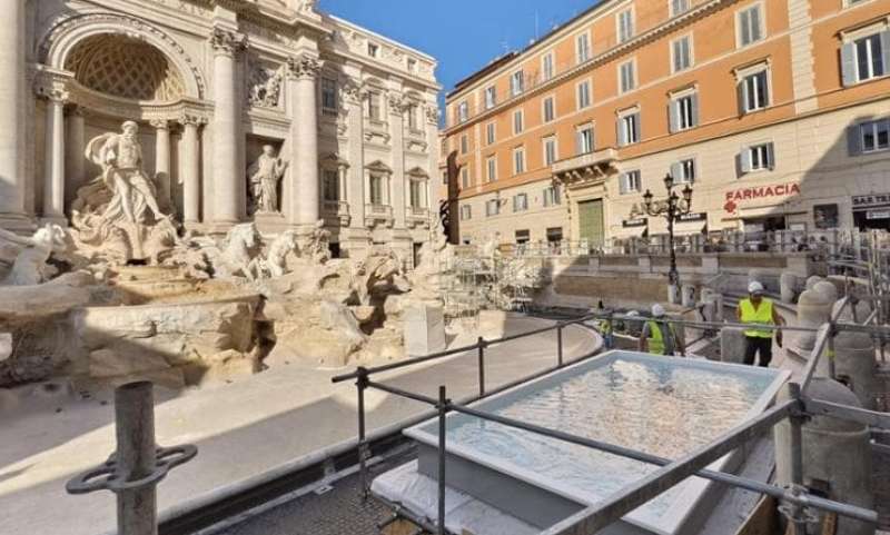 la piscinetta alla fontana di trevi 4