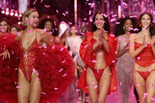 la sfilata di victoria's secret 26