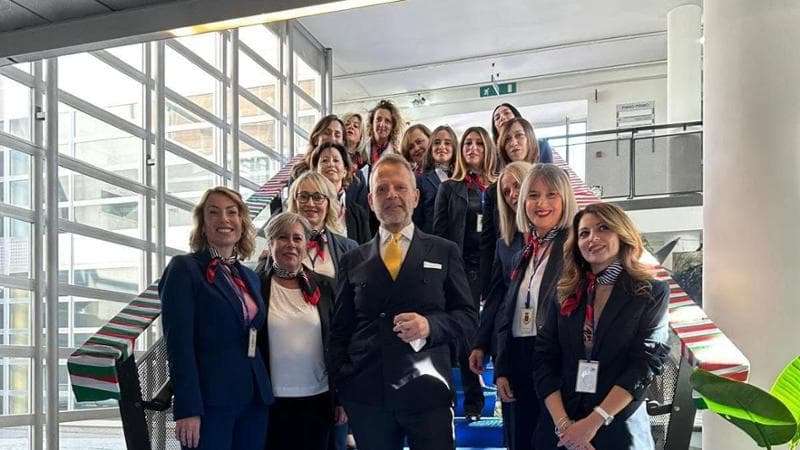 Le dipendenti comunali vestite da hostess con il segretario generale Giuseppe Alemanno