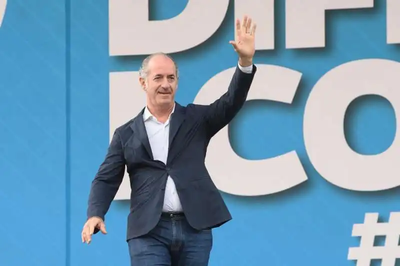 luca zaia sul palco di pontida   foto lapresse