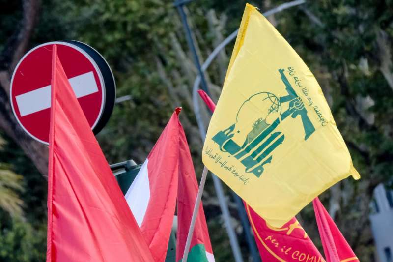 bandiera di hezbollah alla manifestazione pro palestina roma foto lapresse 22