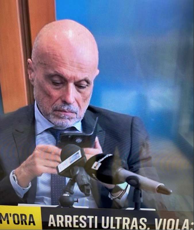 MARCELLO VIOLA CON LA COVER DEL TELEFONO DELL INTER