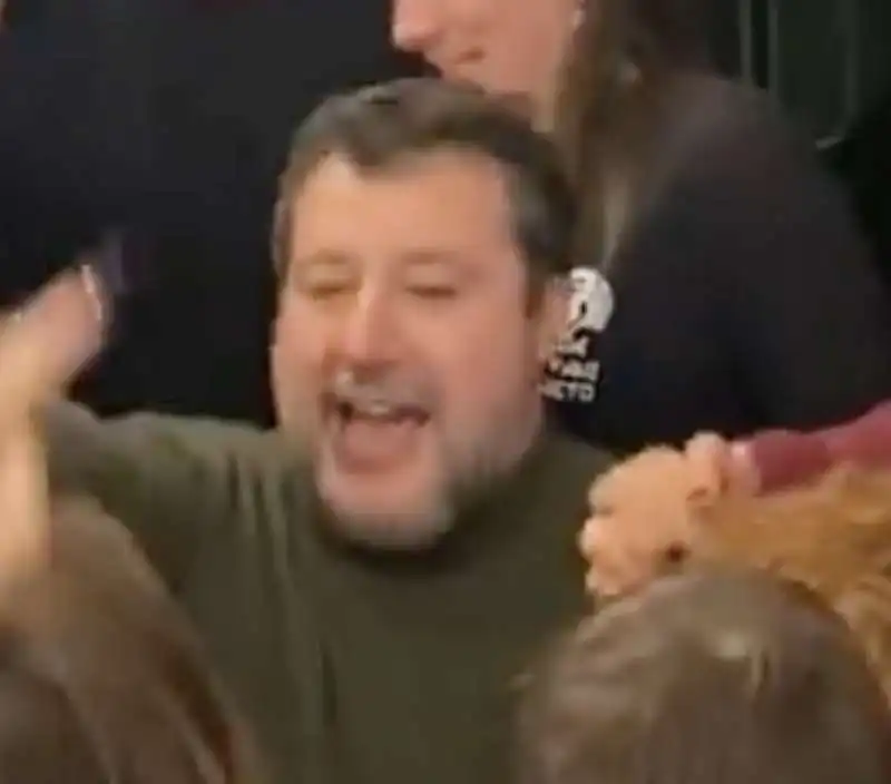 matteo salvini canta a pontida  