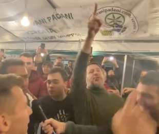 matteo salvini canta a pontida