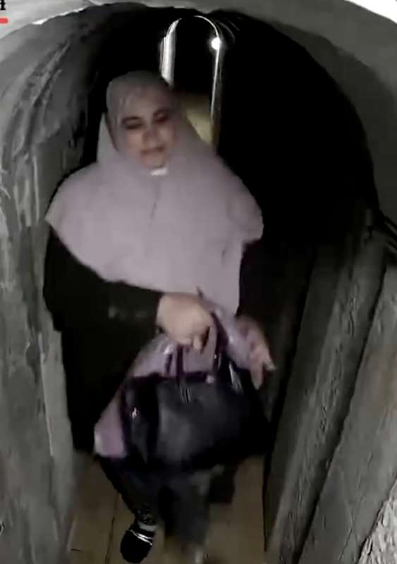 moglie di sinwar in un tunnel di gaza 2