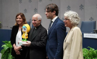 monsignor rino fisichella con luce mascotte giubileo vaticano