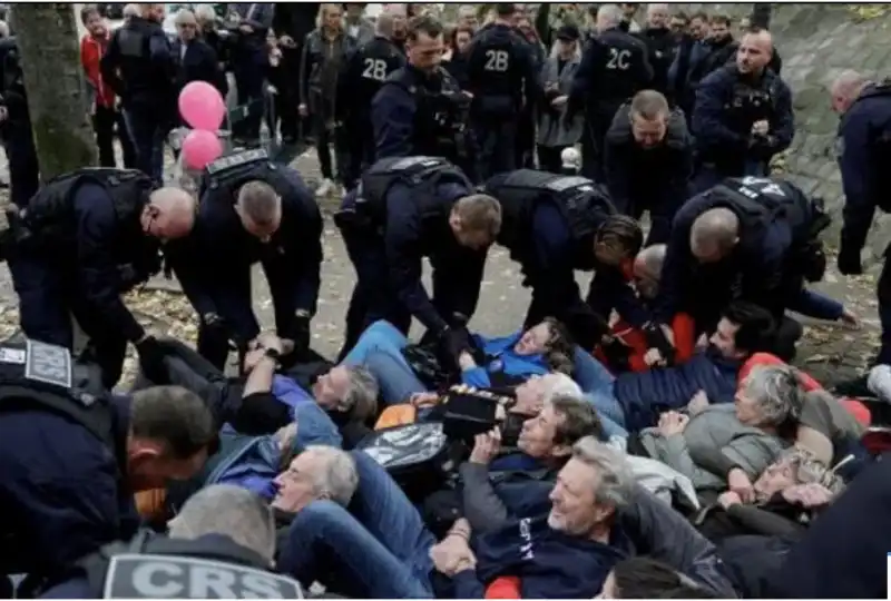 parigi bocciofila montmartre  proteste