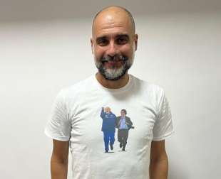 pep guardiola con la maglietta di carlo mazzone