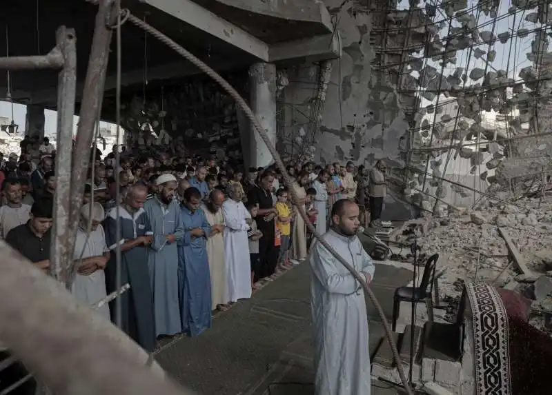 preghiera per i funerali di yahya sinwar a khan younis, gaza