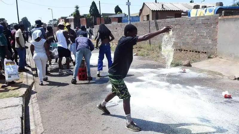 PROTESTE IN SUDAFRICA CONTRO GLI SPAZA SHOP 