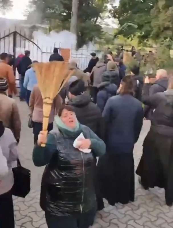 rissa tra ucraini e russi ortodossi nella chiesa di Cherkasy in ucraina