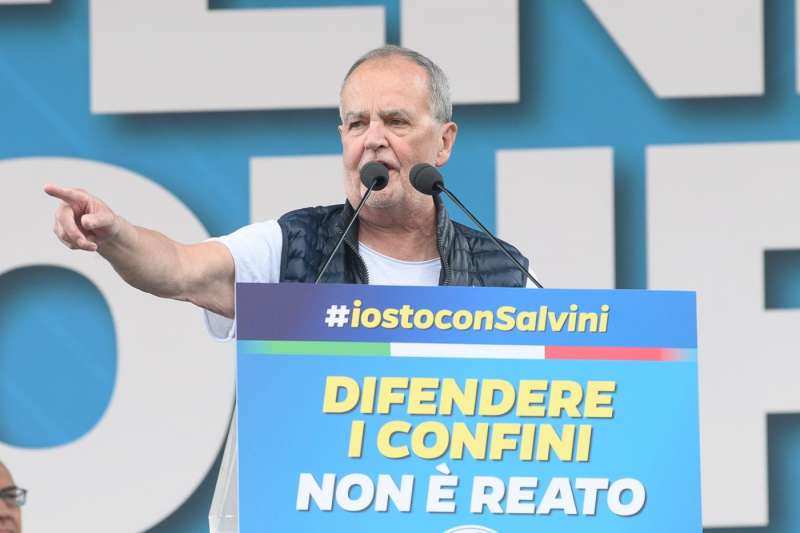 roberto calderoli sul palco di pontida foto lapresse