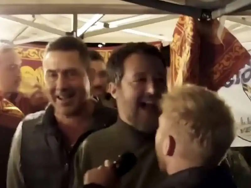 roberto vannacci e matteo salvini cantano generale a pontida   5