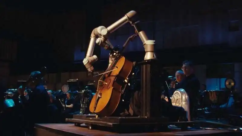 ROBOT SUONA IL VIOLONCELLO CON L'ORCHESTRA DI MALMO  