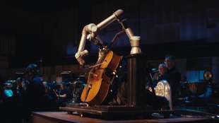 ROBOT SUONA IL VIOLONCELLO CON L'ORCHESTRA DI MALMO