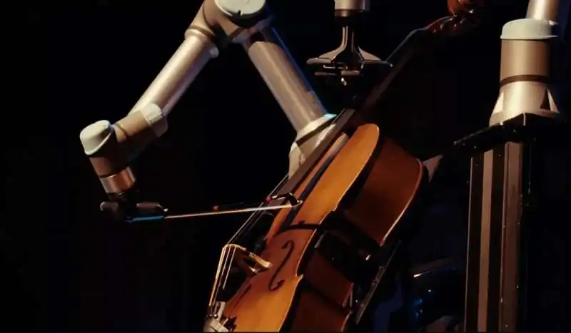 ROBOT SUONA IL VIOLONCELLO CON L'ORCHESTRA DI MALMO  