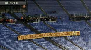 roma inter - striscione di protesta dei tifosi contro i friedkin