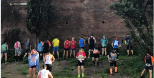 runner fanno pipi sulle mura a roma