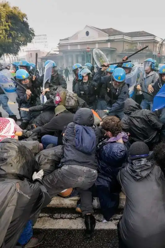 scontri a roma durante manifestazione pro palestina   1