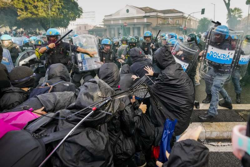 scontri a roma durante manifestazione pro palestina 11