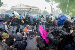 scontri a roma durante manifestazione pro palestina 12