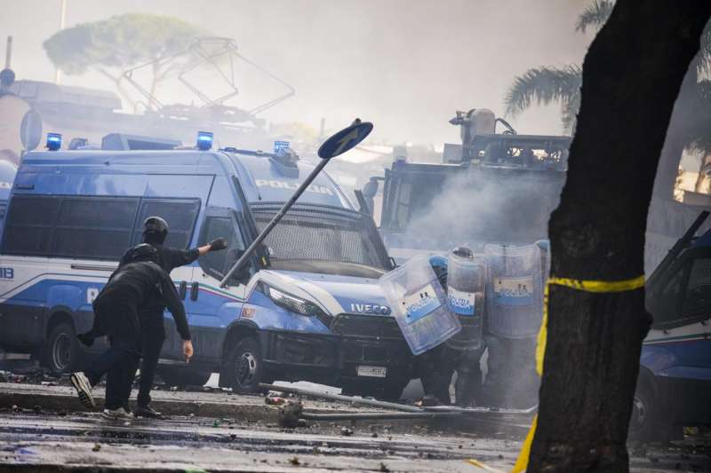 scontri a roma durante manifestazione pro palestina foto lapresse