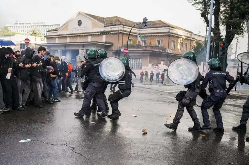 scontri a roma durante manifestazione pro palestina   14